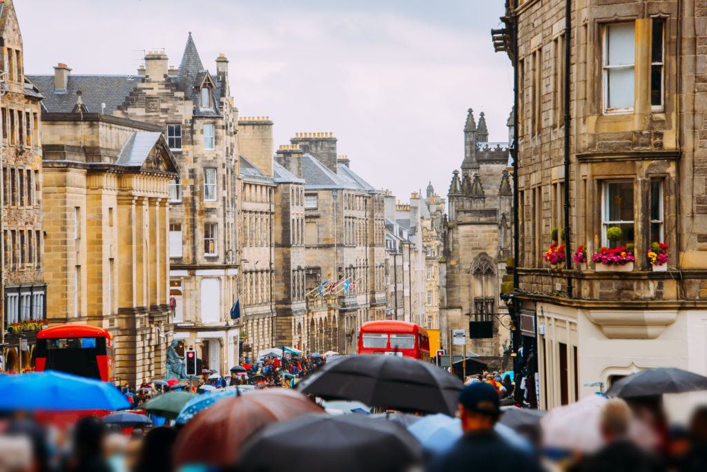 En regnfuld dag i Edinburgh