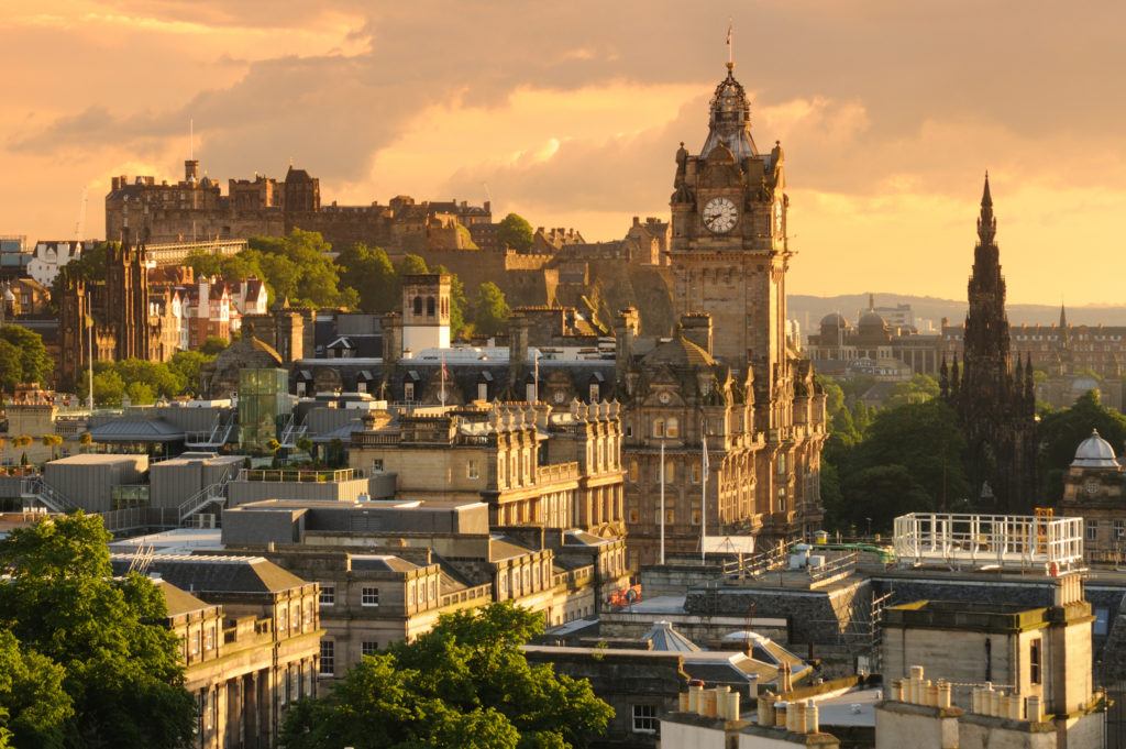 Klokketårnet i Edinburgh med Edinburgh slottet i baggrunden