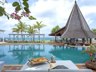 Badeferie i Bali på det 4-stjernede Beach Resort lige ned til vandet i junior suite med balkon