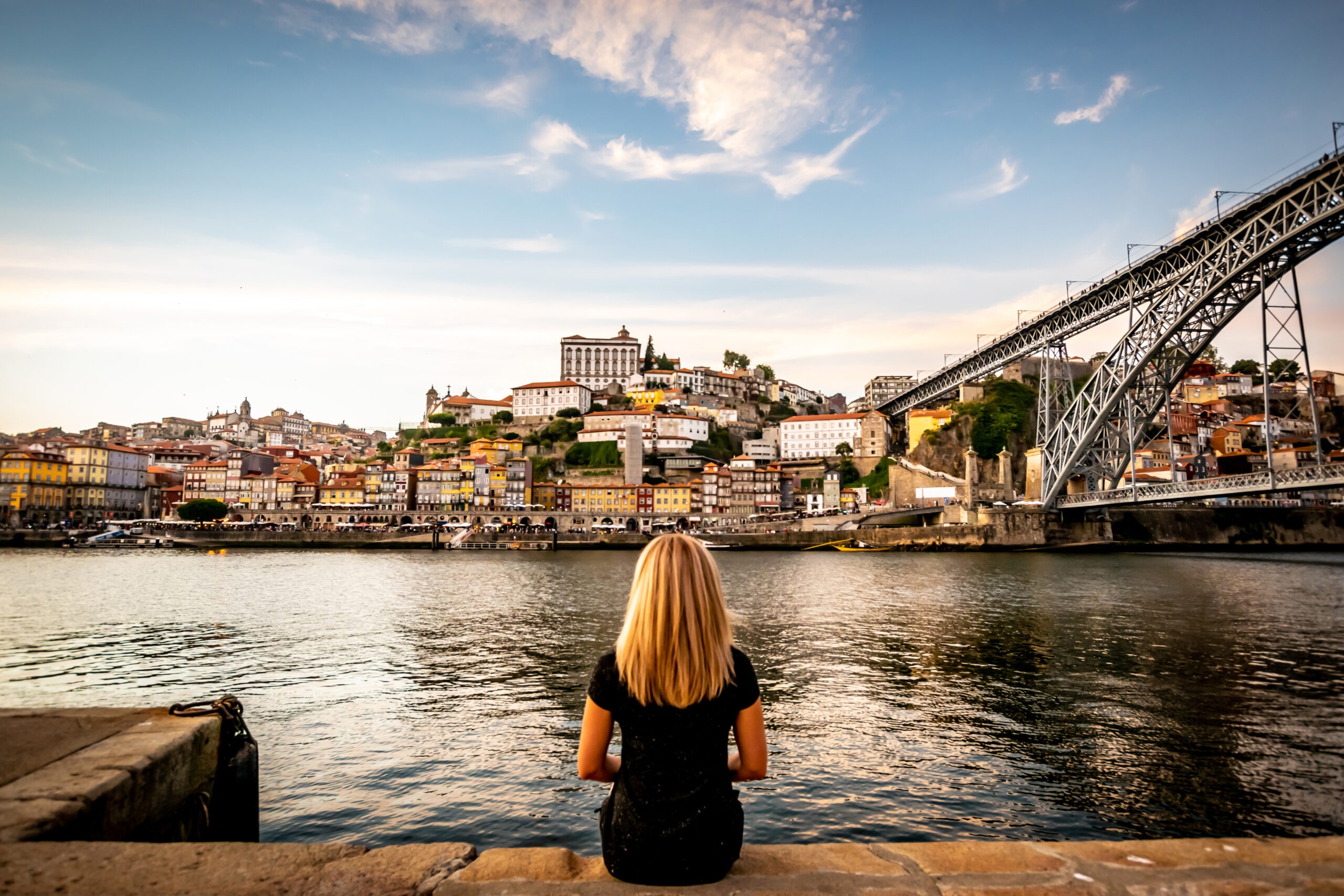 Kvinde ved floden i Porto