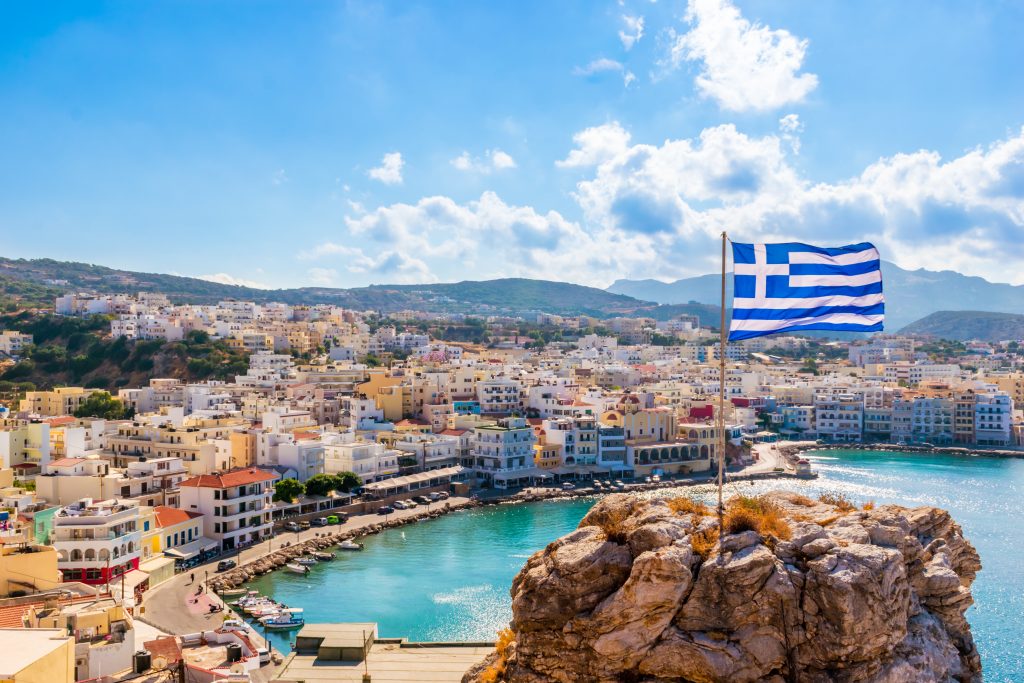Pigadia eller Karpathos by er hovedstaden på den græske ø Karpathos. Den ligger i en malerisk bugt med en havn, en lang strand og ved siden af en klippebakke med et græsk flag på toppen.