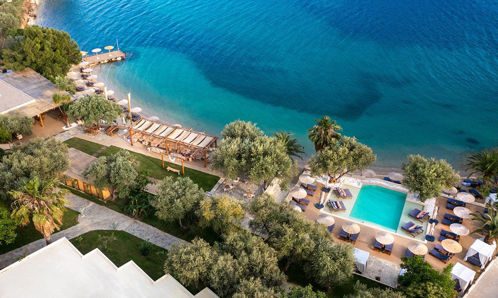 Plataria Seaside Resort med pool og solsenge ved stranden i Sivota Grækenland Plataria Seaside Resort med pool og solsenge ved stranden i Sivota Grækenland