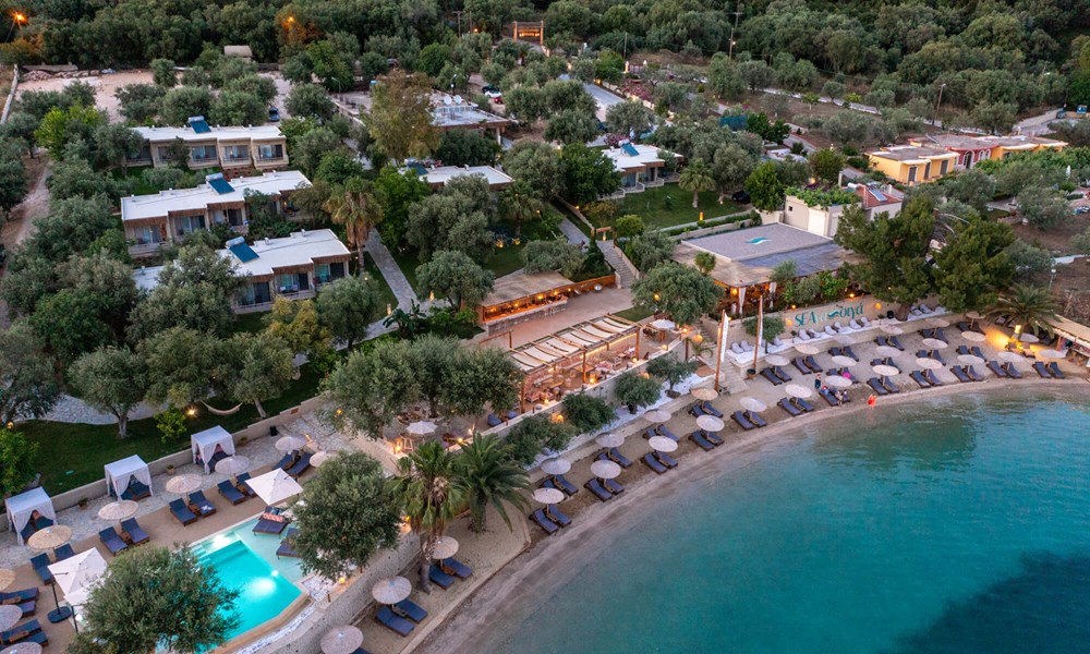 Plataria Seaside Resort med pool, strandstole og parasoller ved kysten i Sivota, Grækenland Plataria Seaside Resort med pool, strandstole og parasoller ved kysten i Sivota, Grækenland